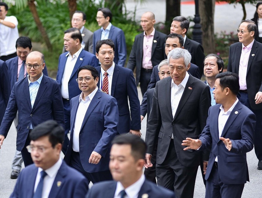 Prime Ministers of Vietnam And Singapore Visit Vietnam National University