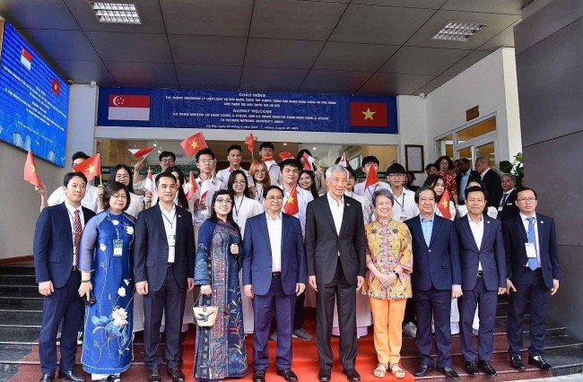 Prime Ministers of Vietnam And Singapore Visit Vietnam National University