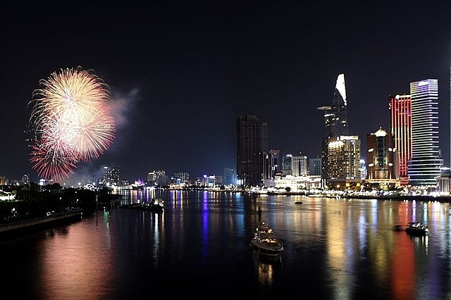 DAZZLING SHOW - HCM City will host two fireworks displays on September 2 to celebrate the 78th anniversary of the August Revolution (August 19) and National Day (September 2). — VNA/VNS Photo by Thanh Vũ