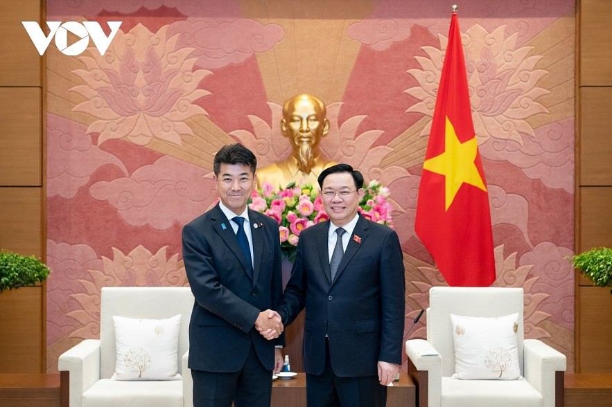 Vietnamese National Assembly Chairman Vuong Dinh Hue shaking hands with Kenta Izumi, leader of the Constitutional Democratic Party of Japan (CDP), in Hanoi on August 30.