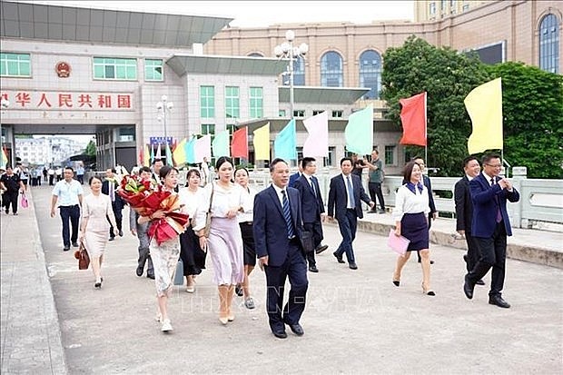 The Chinese delegation visits Mong Cai city, Quang Ninh province. (Photo: VNA)