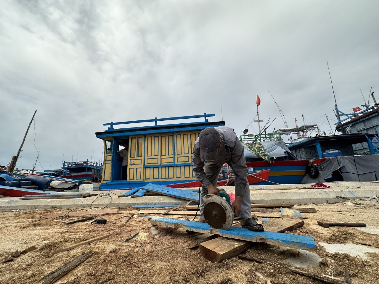 Nui Thanh District, Quang Nam Province: Elderly Fishermen Still Flock to Sea