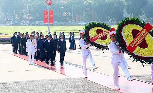 The delegation offers incense and pays tribute to fallen soldiers at the Monument to Heroes and Martyrs on Bac Son street (Photo: VNA)