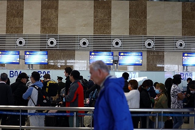Passenger lining up for check-in at the Nội Bài Airport's Terminal 1. — VNA/VNS Photo Huy Hùng