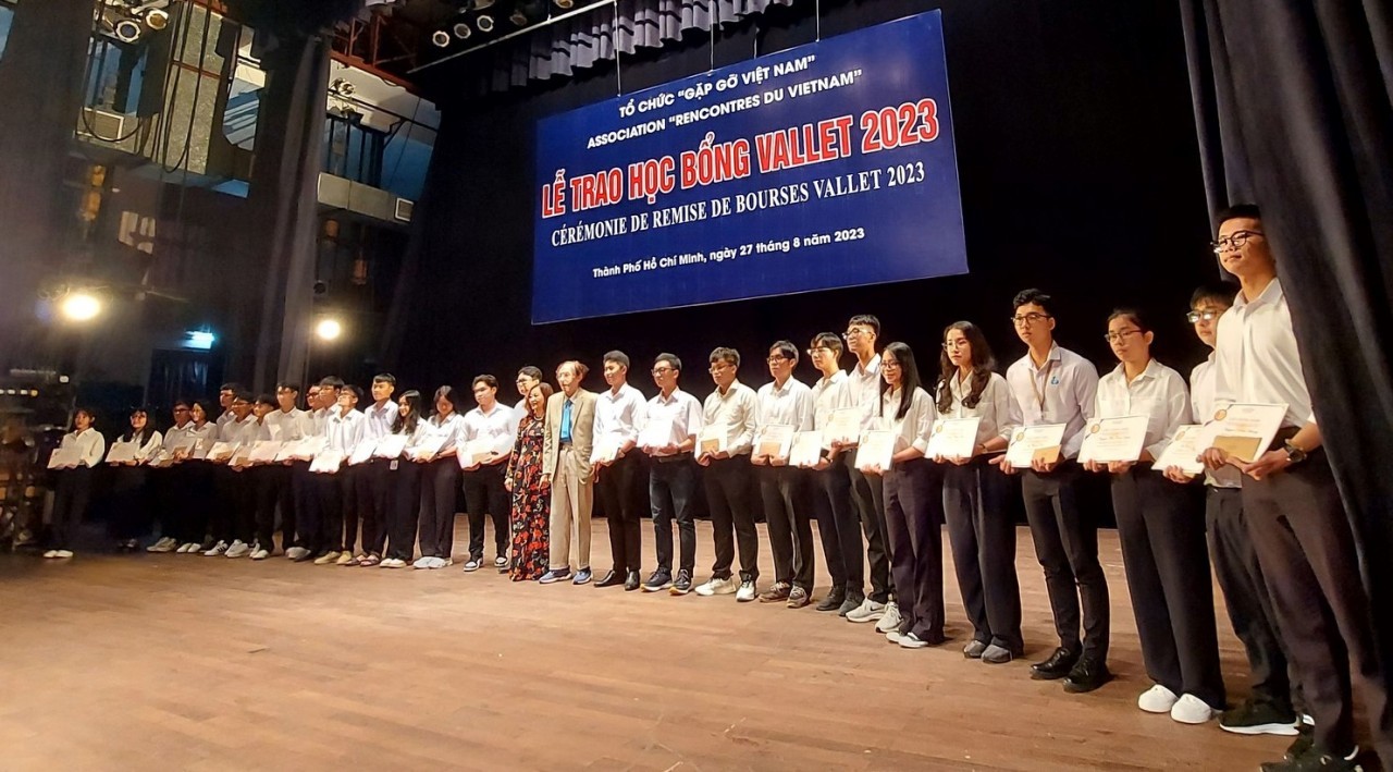 vallet scholarships grants over 2000 scholarships to vietnams students