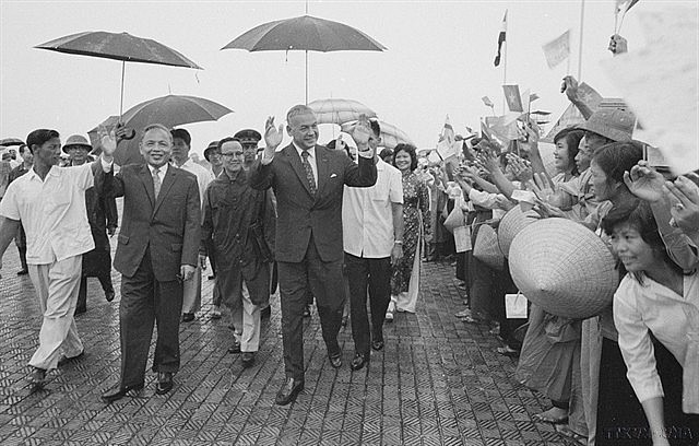 Vietnamese citizens welcome the former Deputy Prime Minister of Egypt Hussein el-Shafei on the official visit to Việt Nam in August 1973. Photo: VNA