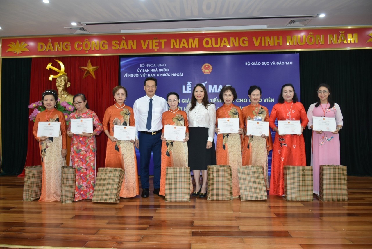 special teachers at training course to improve vietnamese language teaching abroad