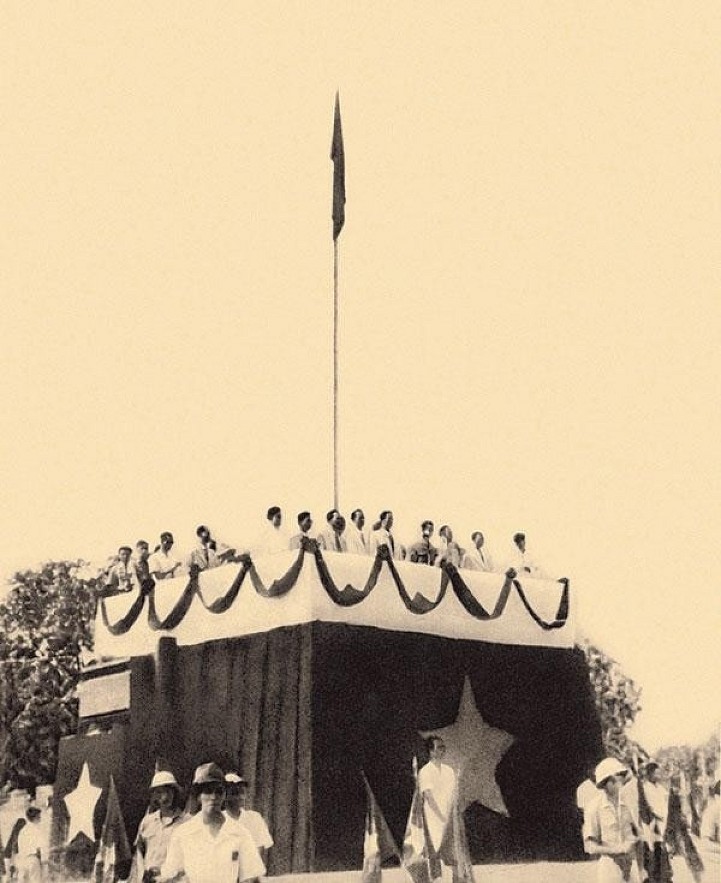 President Ho Chi Minh reads the Declaration of Independence at the Ba Dinh Square in Hanoi on September 2, 1945. (Image source: Ho Chi Minh Museum)
