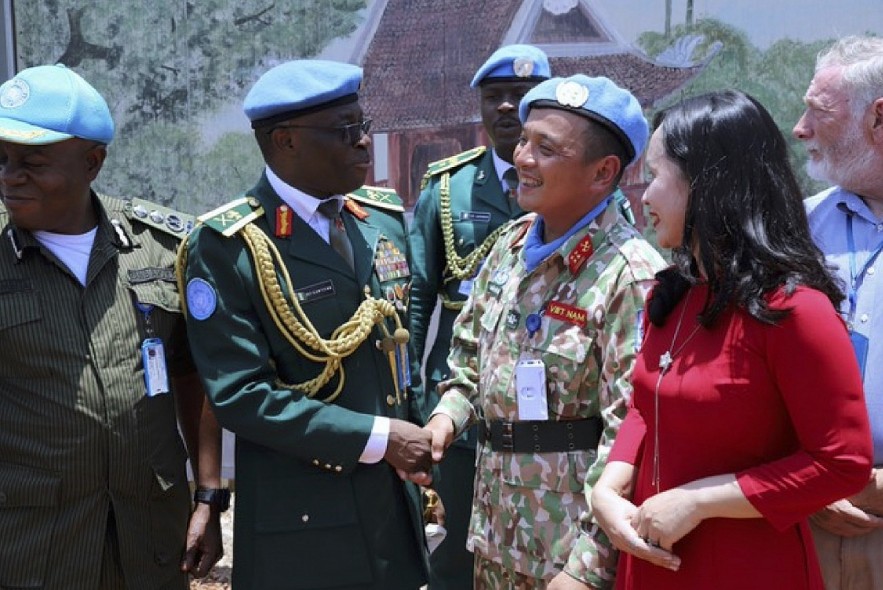 Colonel Nguyen Viet Hung (second from right), commander of the Vietnamese peacekeeping force in Abyei and Major General Benjamin Olufemi Sawyerr, commander of the UNISFA Mission in Abyei, at the ceremony marking 78 years of Vietnam's National Day on September 2. (Photo: thanhnien.vn)