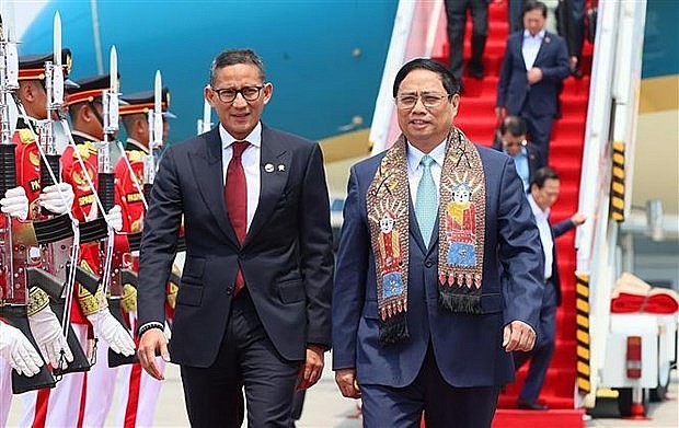 Prime Minister Pham Minh Chinh (right) arrives in Jakarta, Indonesia, on September 4 morning (local time). (Photo: VNA)