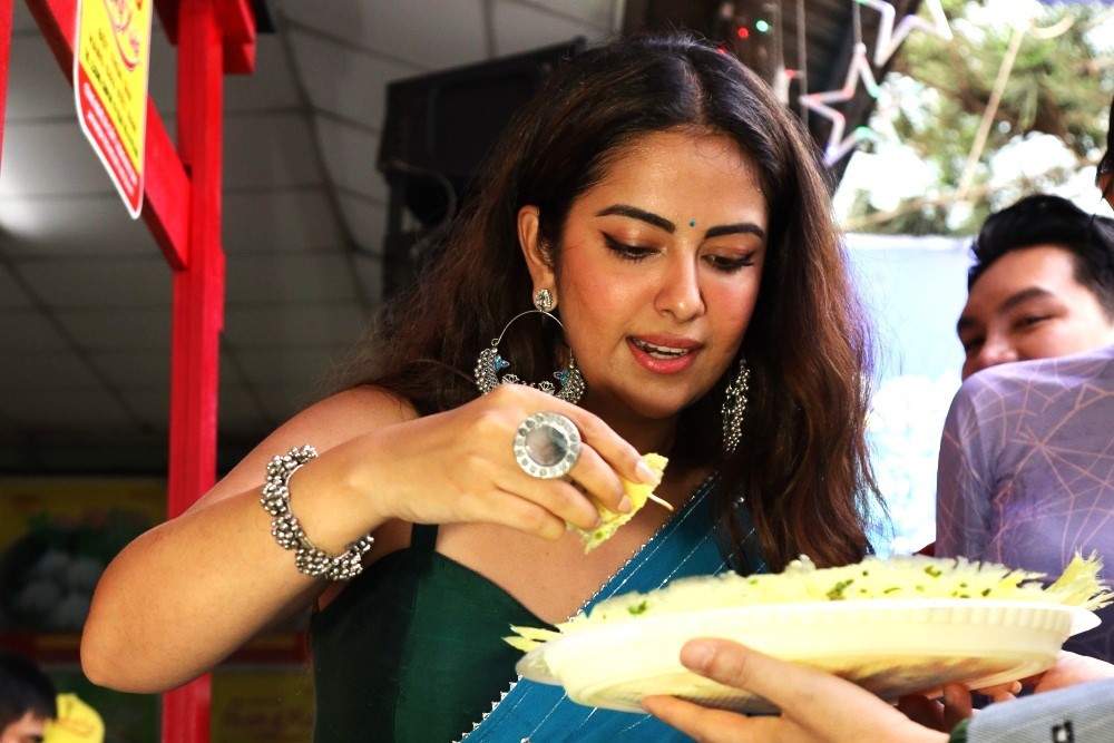 indian actress excitedly learns to make vietnamese crispy pancake