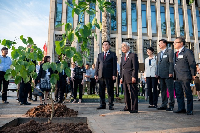 Leader of Japanese House of Councillors Gifts Vietnam a Red Osaka Tree