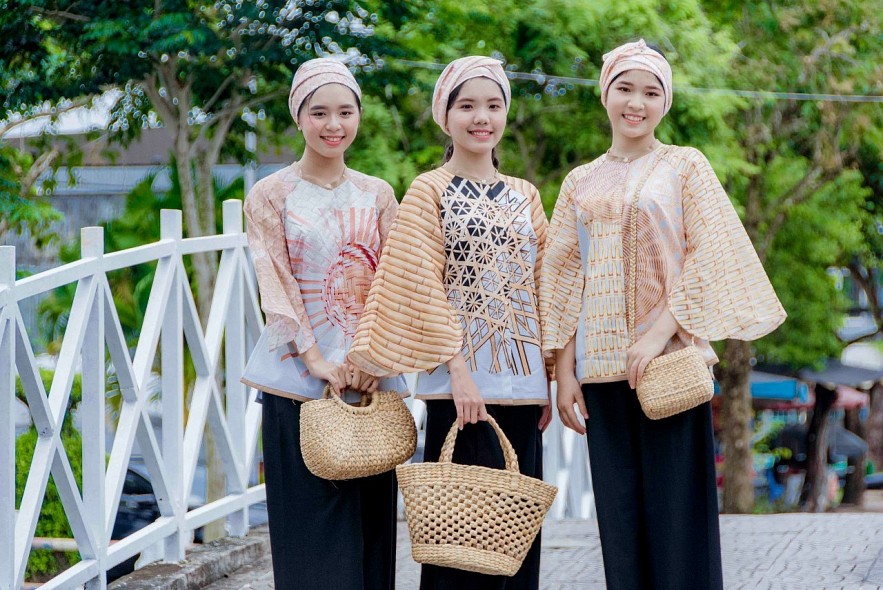 Palestinian Ambassador Spreads Beauty of Traditional Vietnamese Clothes