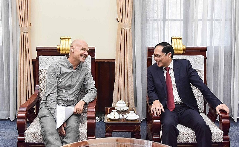 Minister of Foreign Affairs Bui Thanh Son receives Dutch Ambassador to Vietnam Kees van Baar.