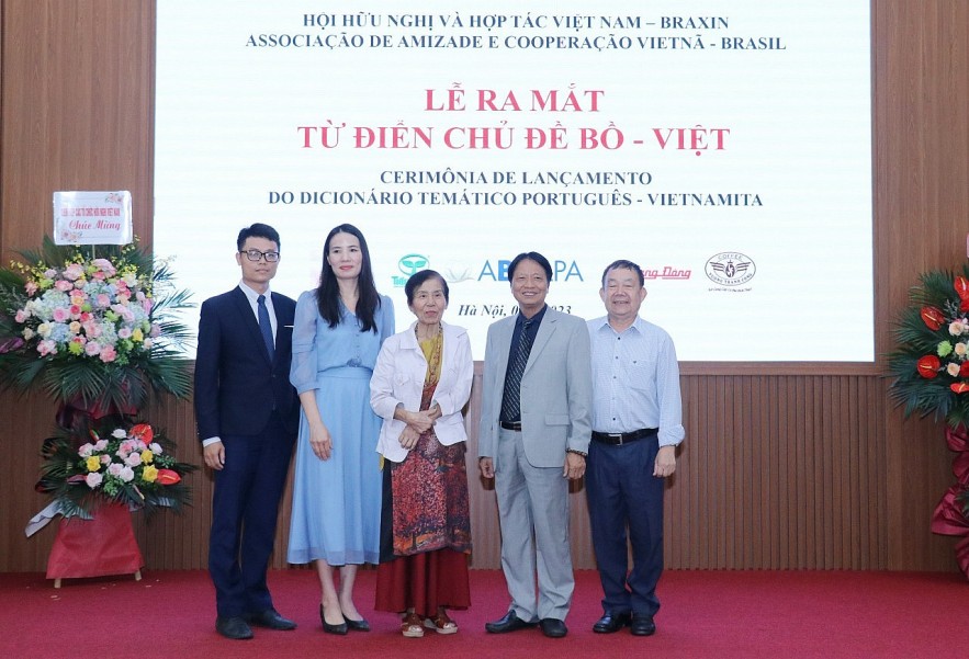 Do Thi Thanh (third, from left).
