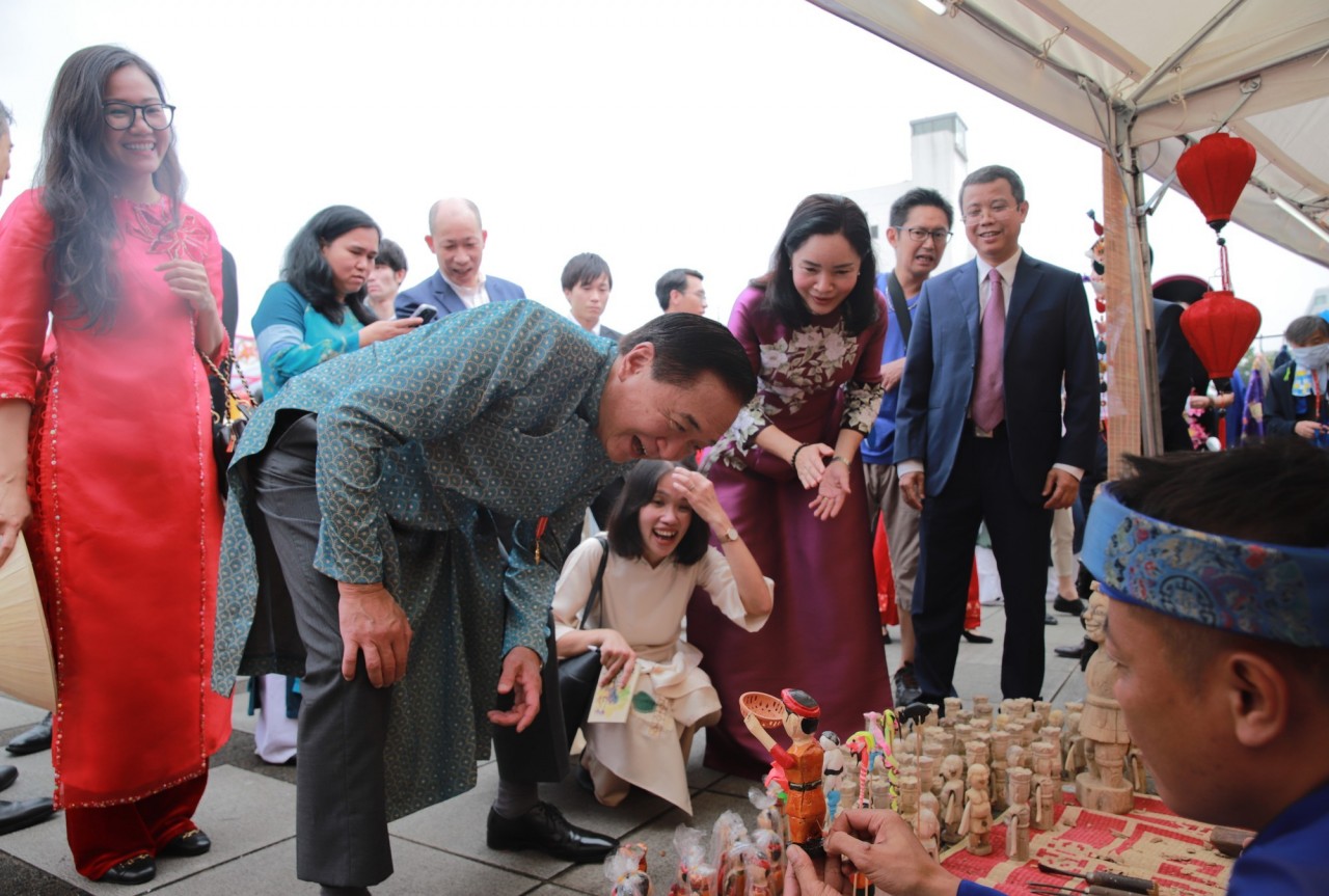 Japanese People Enjoy Vietnamese Toy Figurines, Dong Ho Paintings