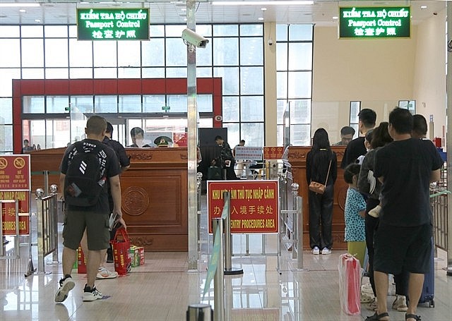 Visitors enter Việt Nam using e-visas at Hữu Nghị International Border Gate. Photo: VNS