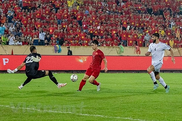 In the 61st minute, from Hoang Duc's pass, striker Cong Phuong (C) scores the first goal for Vietnam (Photo: VNA)