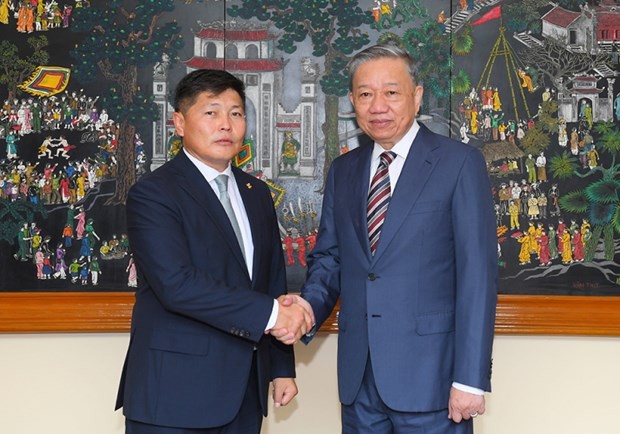 Minister To Lam and Mr. Khishgee Nyambaatar. (Source: People's Police Newspaper)