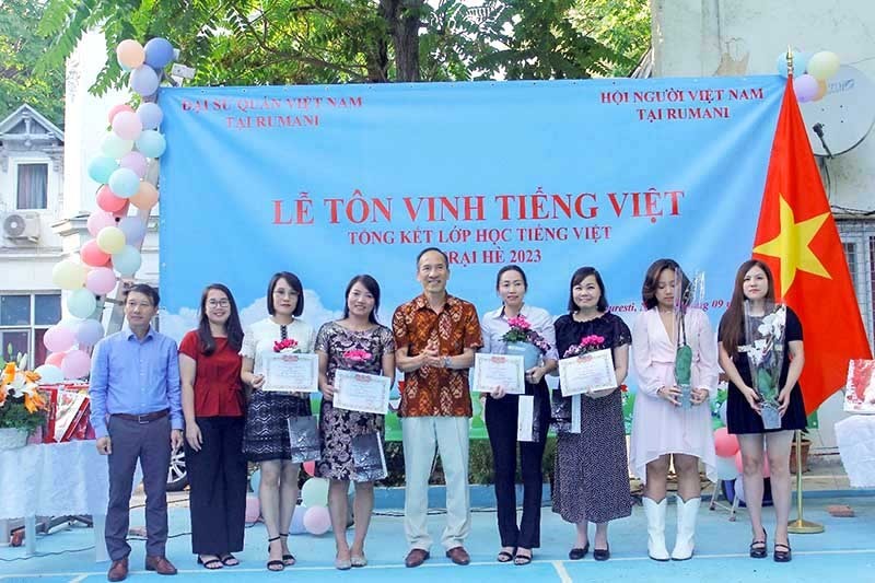 vietnamese community in romania actively preserves the mother tongue