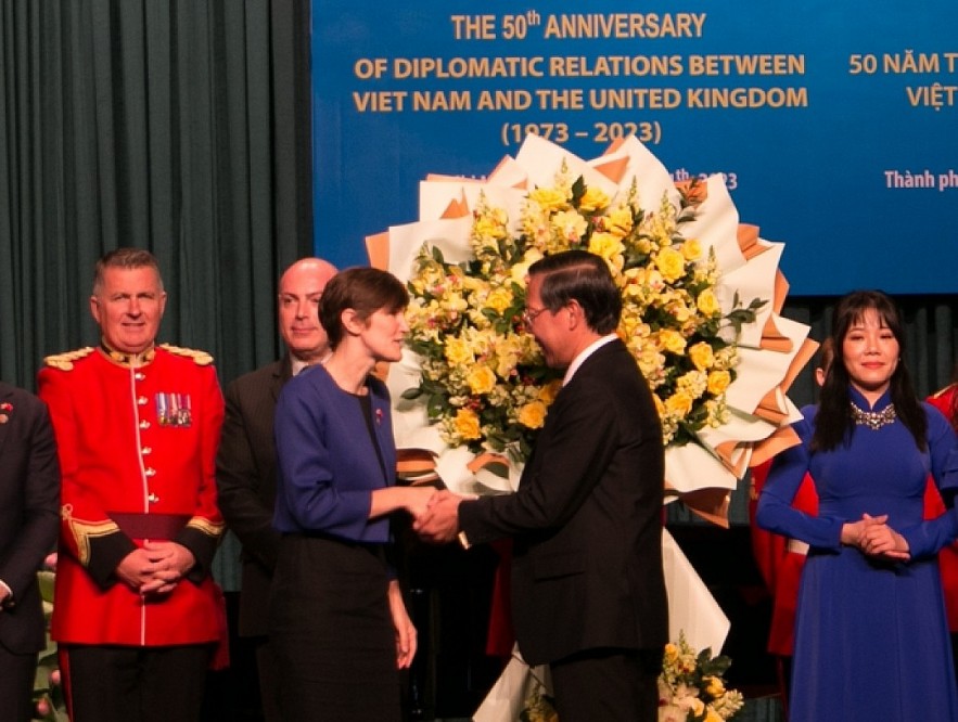 HCM City leader Phan Van Mai (R) shaking hands with British Consul General in Ho Chi Minh City Emily Hamblin. (Photo: nld.com.vn)