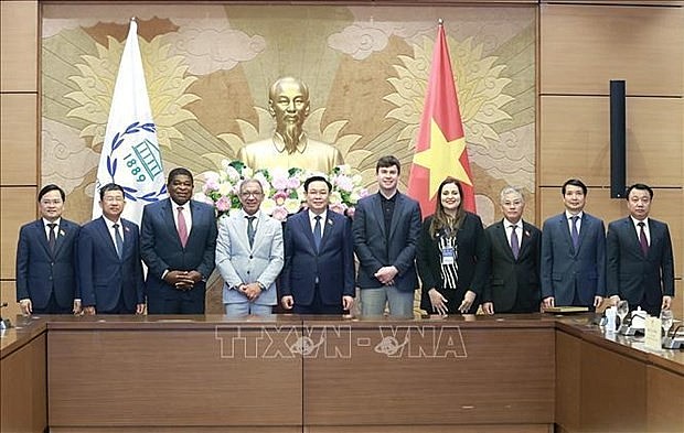 National Assembly (NA) Chairman Vuong Dinh Hue (fifth from left) and delegates at the reception. (Photo: VNA) 
