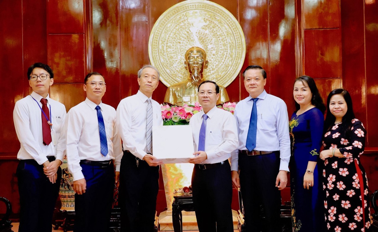 Secretary of Can Tho City Party Committee Nguyen Van Hieu (4th from right) and leaders of departments took souvenir photos with Japanese Consul General in Ho Chi Minh City Ono Masuo at the meeting.