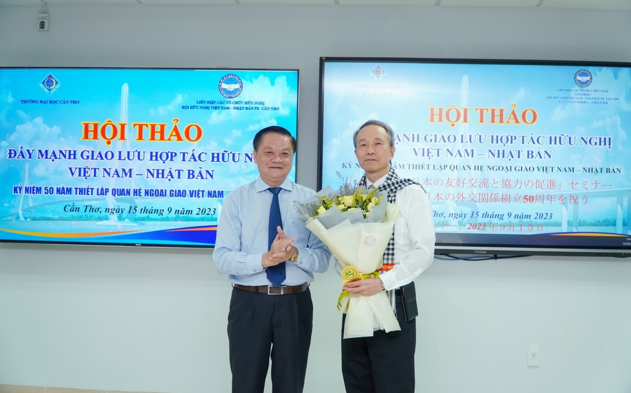 Mr. Duong Tan Hien - Permanent Vice Chairman of Can Tho City People's Committee presented flowers to Mr. Ono Masuo - Consul General of Japan in Ho Chi Minh City at the event.