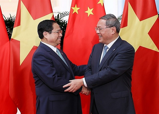 Chinese Premier Li Qiang (right) greets Vietnamese Prime Minister Phạm Minh Chính on Saturday in Nanning. — VNA/VNS Photo Dương Giang