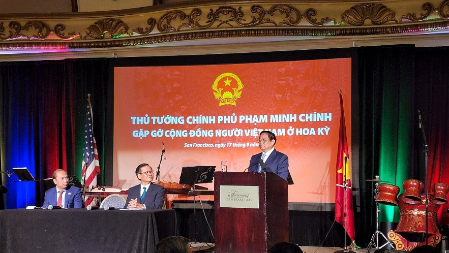 Prime Minister Pham Minh Chinh meets representatives of the Vietnamese community in the US upon his arrival for UNGA 78 meetings.