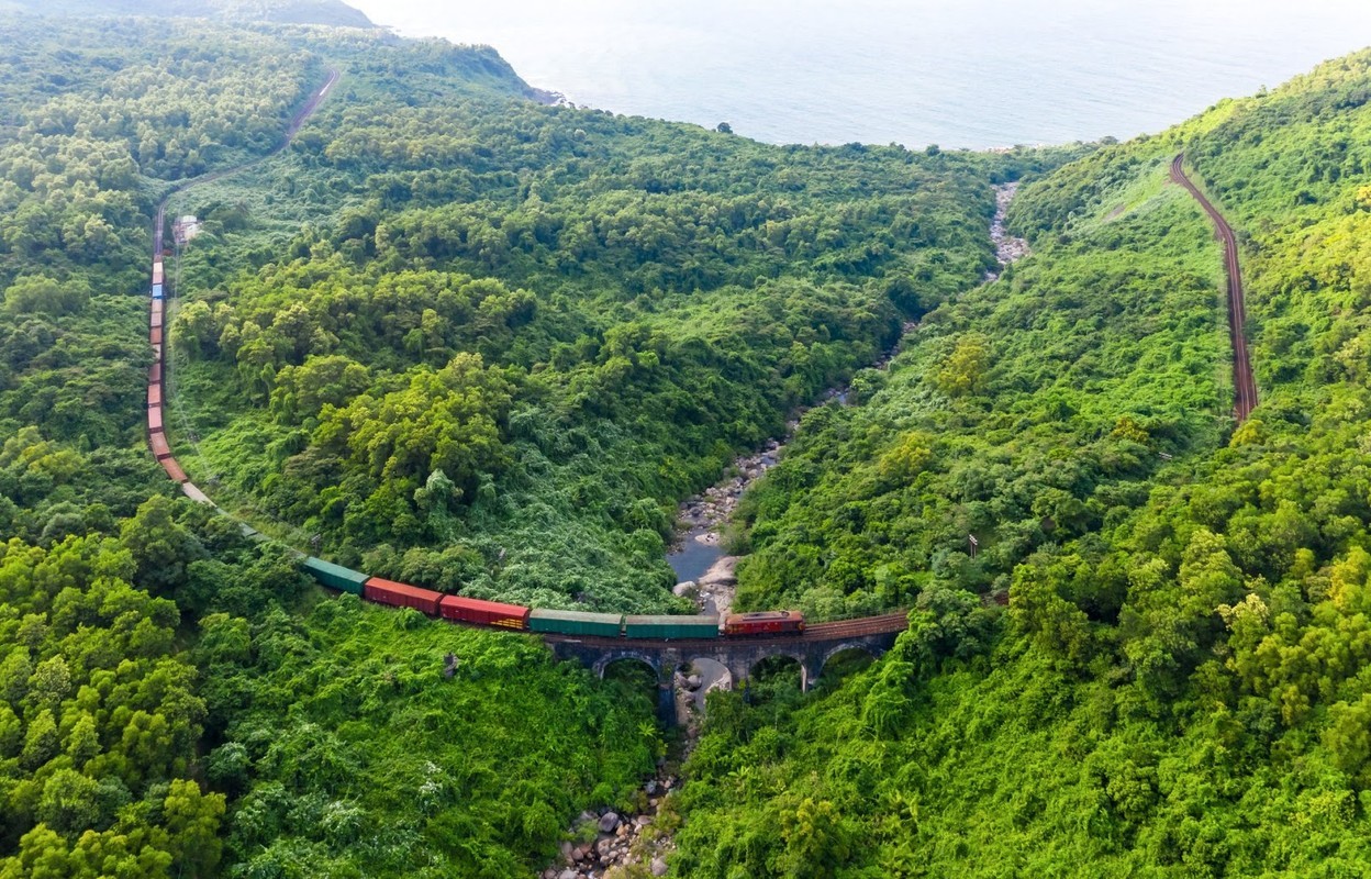 Explore The Unique Don Ca Arch Bridge In Hai Van Pass