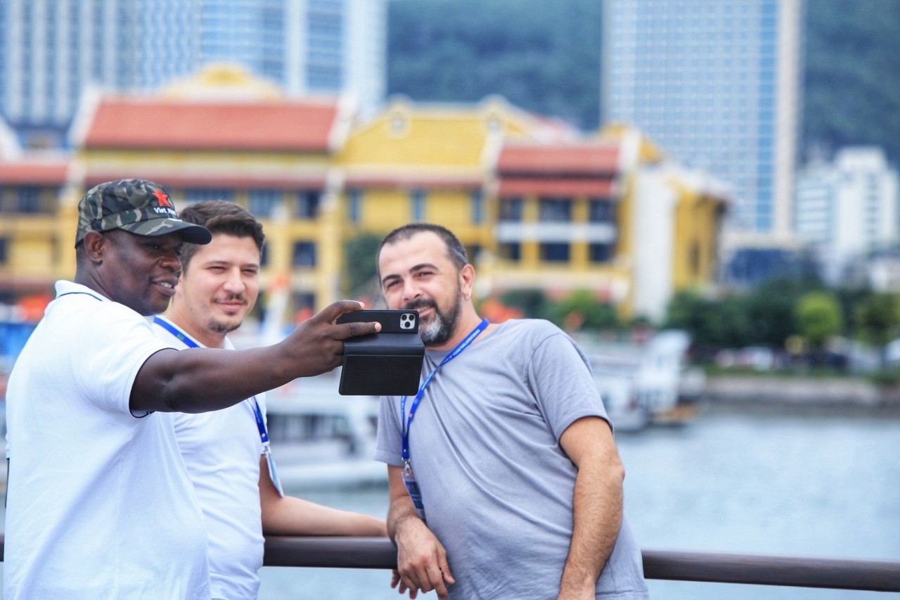 global young parliamentarians enjoy one day trip to ha long bay