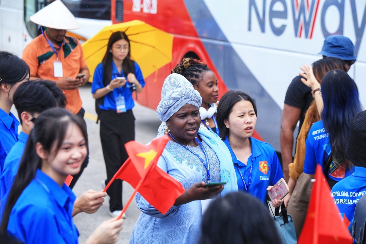 Global Young Parliamentarians Enjoy One-Day Trip to Ha Long Bay