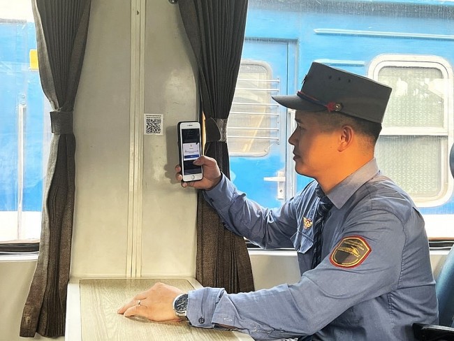 Train Passengers from Hanoi Can Now Scan QR Codes To Buy Regional Specialties