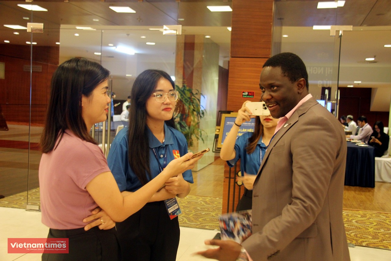 Vietnamese Young Volunteers Impress International Delegates with Hospitality