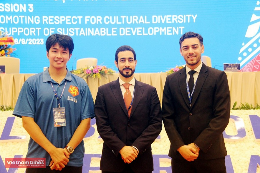 Vietnamese Young Volunteers Impress International Delegates with Hospitality