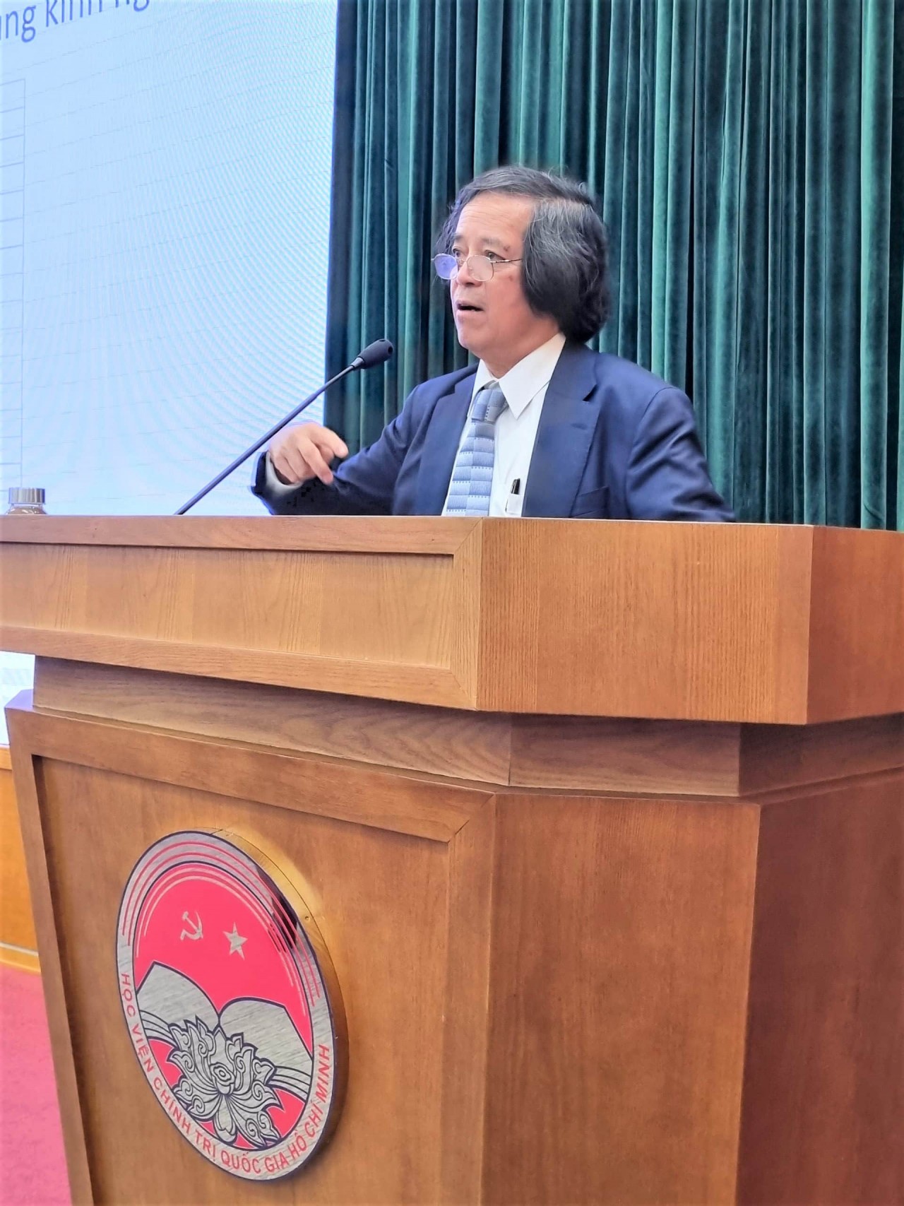 Professor Tran Van Tho - Honorary Professor of Waseda University (Japan), speaking at the seminar