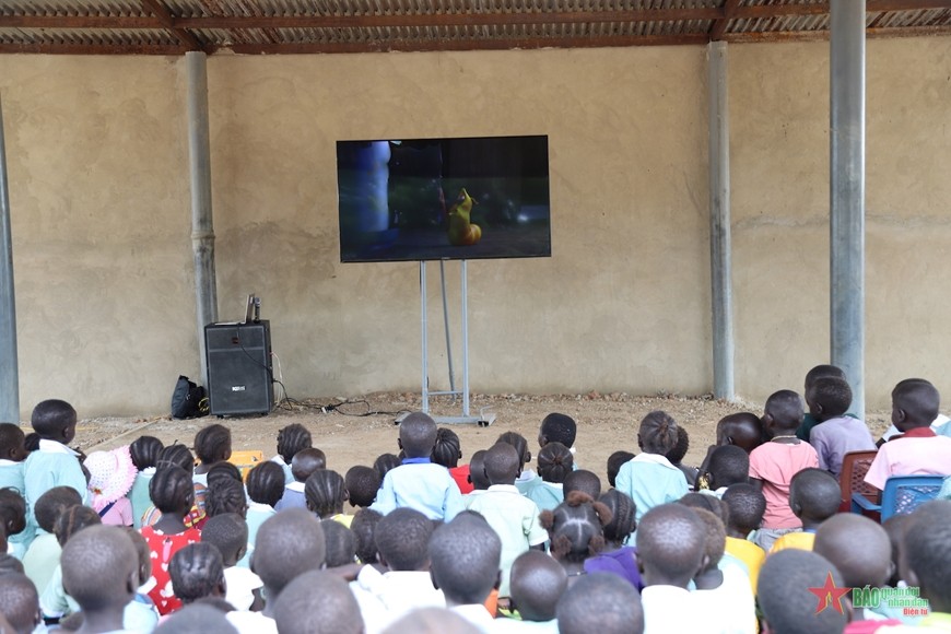 Vietnam's Engineering Unit Rotation 2 Starts Activities for Children in Abyei