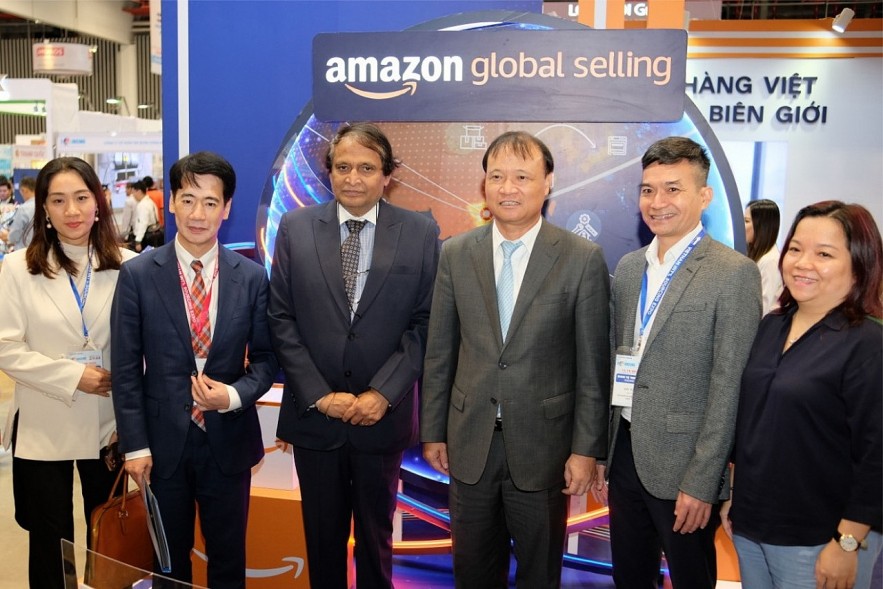 Deputy Minister of Industry and Trade Do Thang Hai (third from the right) at the stall of Amazon Global Selling VN at the Vietnam International Sourcing Expo 2023.