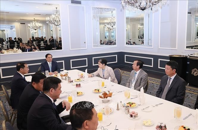 Prime Minister Pham Minh Chinh had breakfast and worked with some typical overseas Vietnamese businesses in San Francisco, USA. (Photo: Duong Giang/TTXVN)