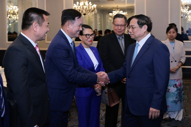 Prime Minister Pham Minh Chinh meets typical overseas Vietnamese businesses in the United States. (Photo: VGP/Nhat Bac)