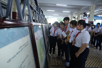 Vivid 3D Images of The Homeland's Sea and Islands Showed to Khanh Hoa Students