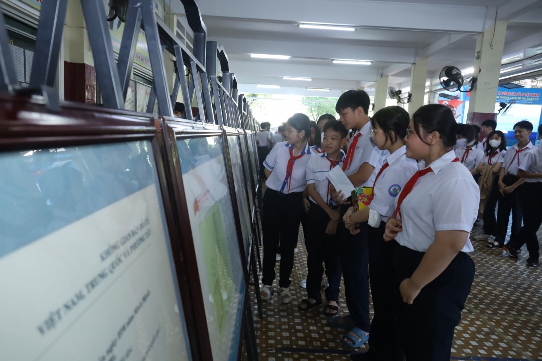 vivid 3d images of the homelands sea and islands showed to khanh hoa students