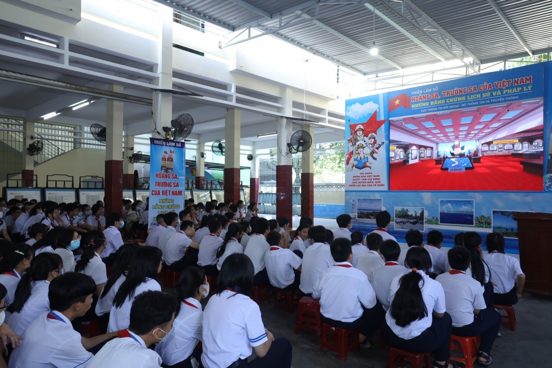 Vivid 3D Images of The Homeland's Sea and Islands Showed to Khanh Hoa Students