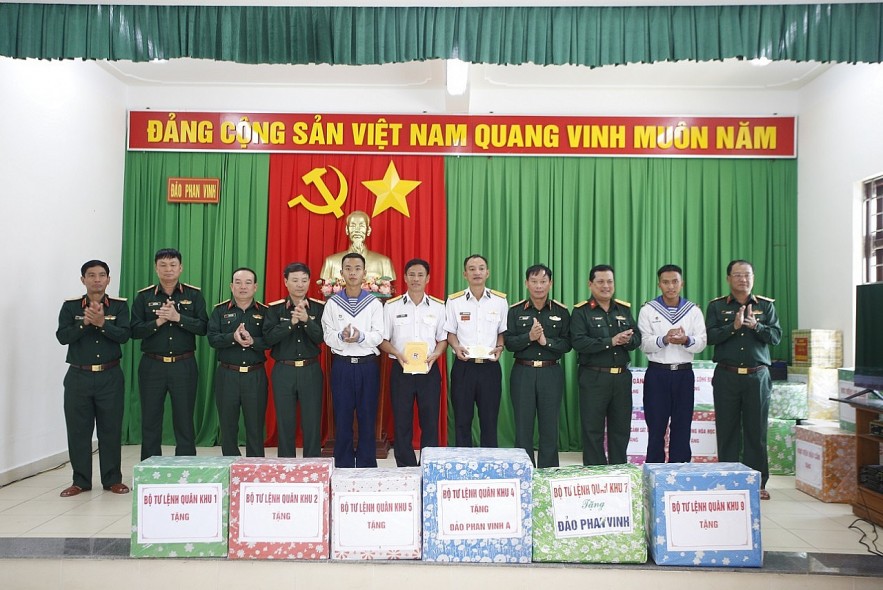 Hanoi Armed Forces Held Exchange to Address Contribution to Truong Sa over Past Years