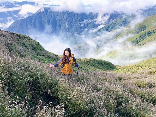 Mountain Climbing Contest To Conquer Ta Chi Nhu Peak