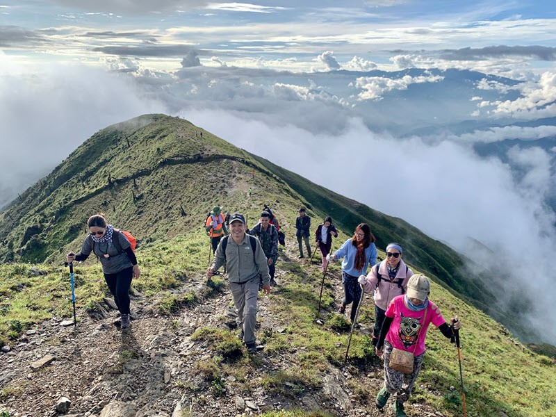 Mountain Climbing Contest To Conquer Ta Chi Nhu Peak