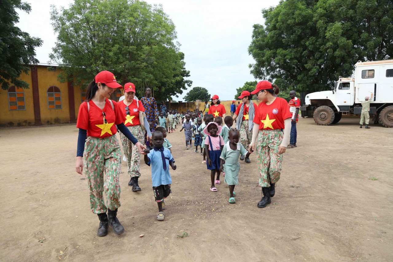 vietnam news today sep 22 vietnamese blue beret soldiers provide schools supplies to children in africa