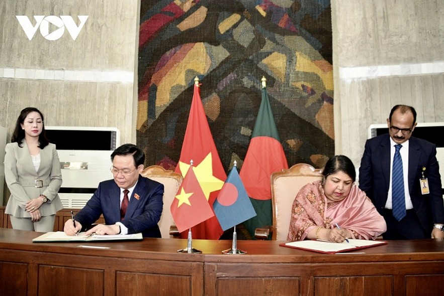 NA Chairman Hue and his Bangladeshi counterpart sign a Memorandum of Understanding (MoU) on cooperation between the two legislative bodies.