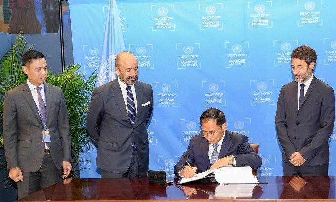 Minister of Foreign Affairs Bui Thanh Son signs the High Sea Treaty, a United Nations agreement on the conservation and sustainable use of marine biological diversity of areas beyond national jurisdiction. Photo by Thu Hong